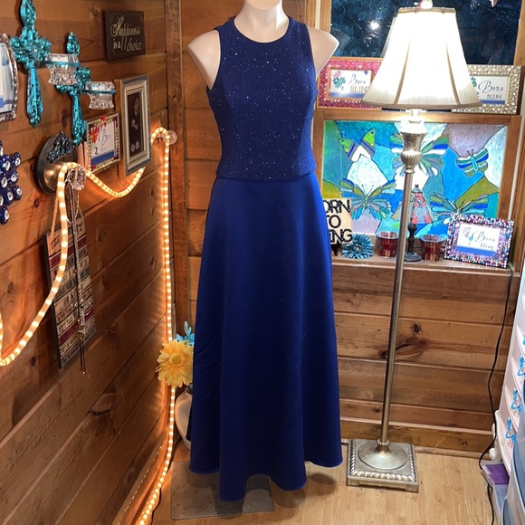Formal Dress - Absolutely stunning - Picture 5 of 15